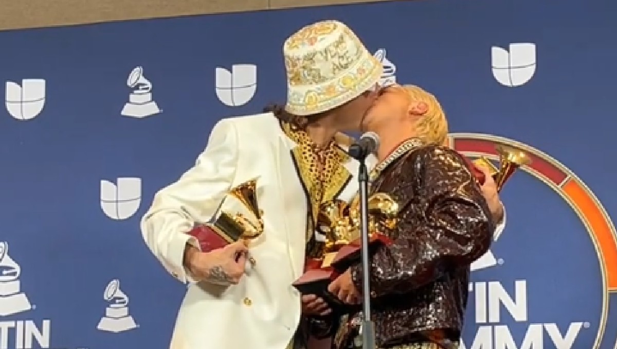 Ca7riel & Paco Amoroso se besan tras Latin Grammys | Especial