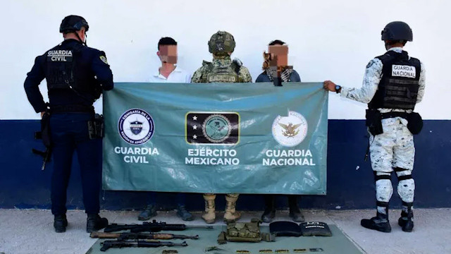 Caen dos presuntos criminales; aseguran armas y explosivos en Apatzingán