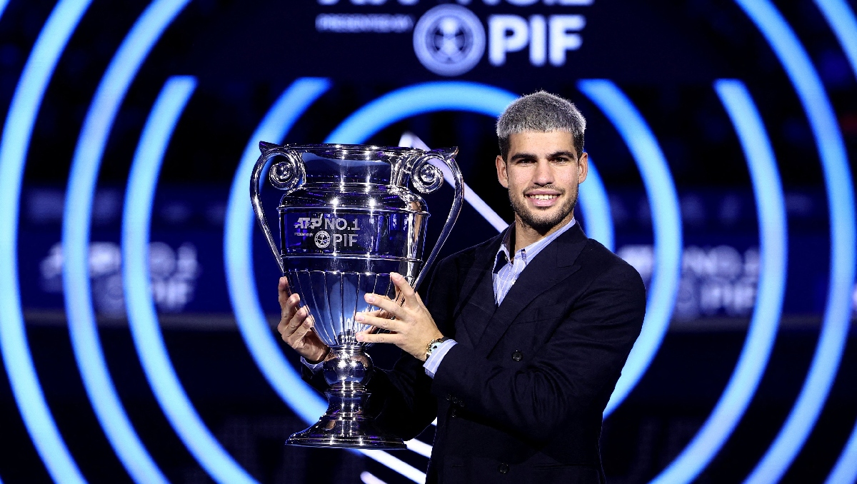 Carlos Alcaraz recibe el trofeo de número 1 del mundo en el 2025 (Reuters)