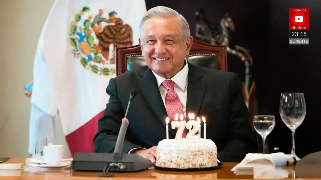 Ciudadanos visitan La Chingada para felicitar a AMLO