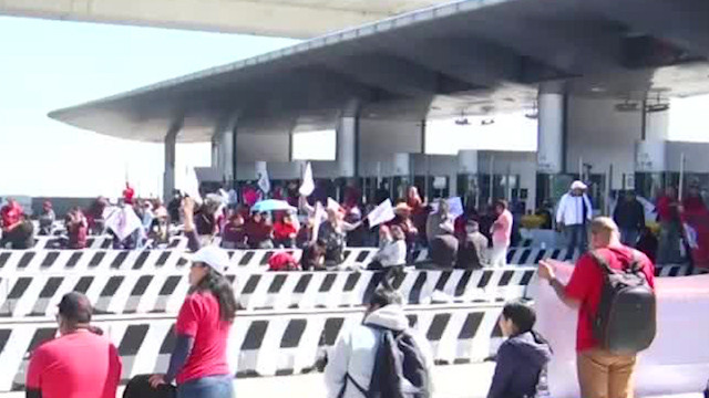 CNTE bloquea casetas pero permite paso libre a civiles