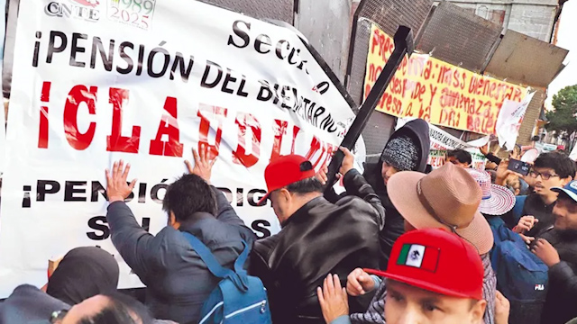 Diputados suspenden actividades en San Lázaro por plantón de la CNTE