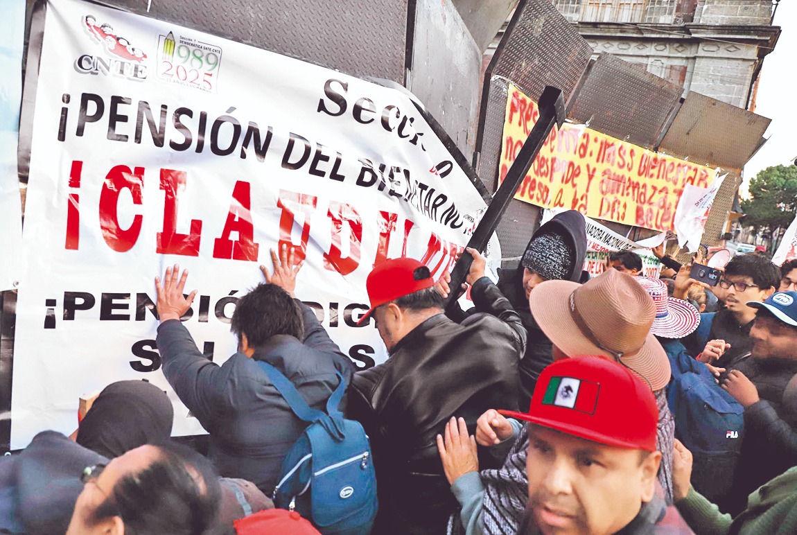 Forcejeo afuera de Palacio y marcha a la Cámara de Diputados. Cuartoscuro y Javier Ríos