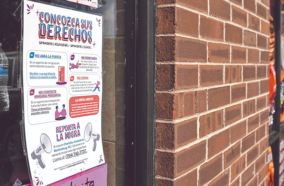 Guía colocada en un restaurante de Charlotte para evitar a la migra. AP