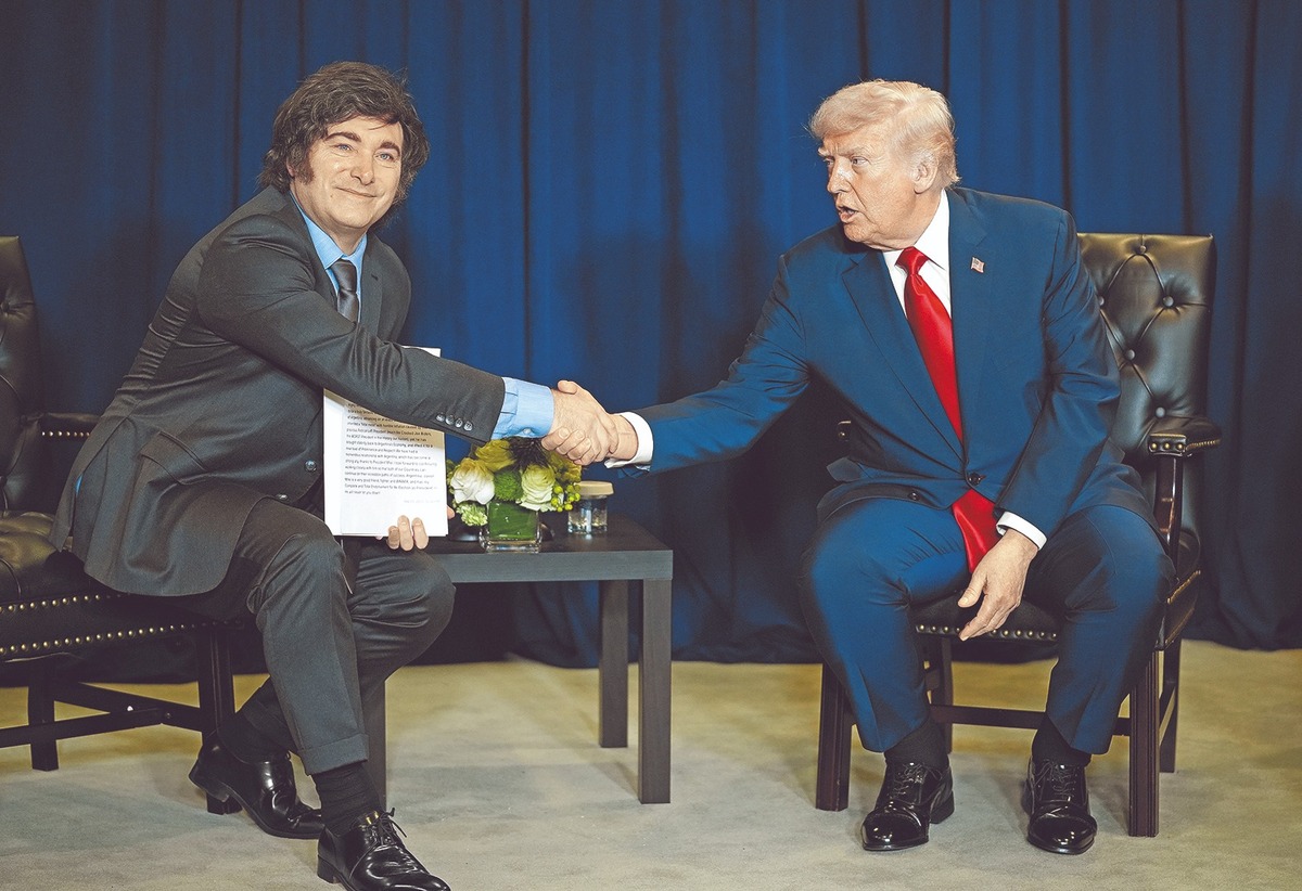 Javier Milei, presidente de la nación sudamericana, y su par Donald Trump. EVAN VUCCI/AP