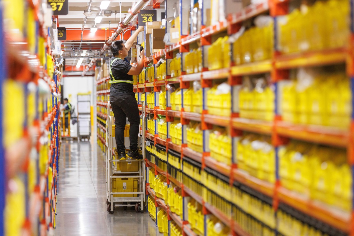 Operación 24/7 en los Centro de distribución de Mercado Libre, donde equipos y tecnología operan a ritmo acelerado para cumplir entregas. (Cortesía)