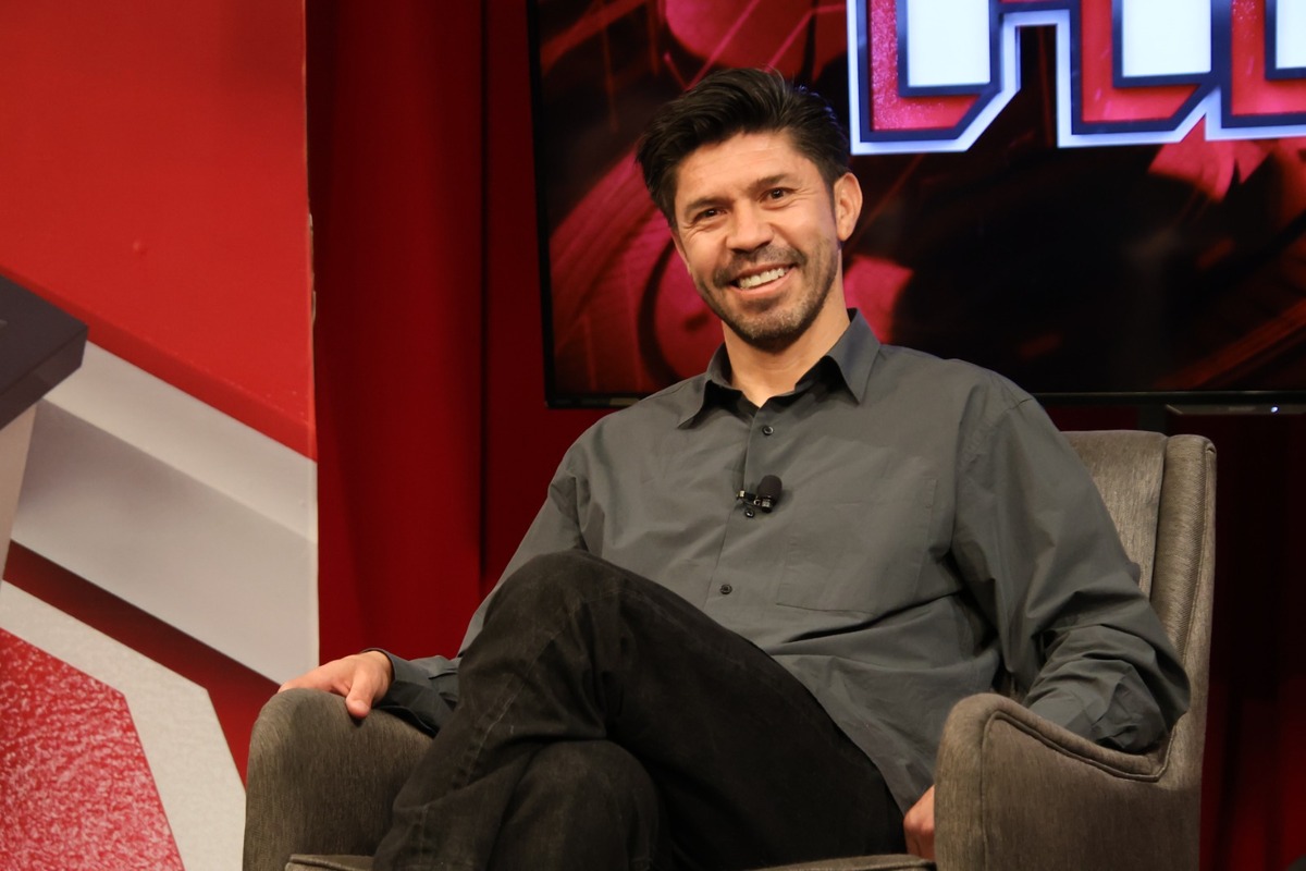 Oribe Peralta, feliz por ser reconocido previo al México vs Uruguay. (Verónica Rivera)