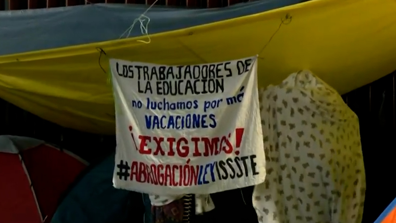 Pese al frío, maestros de la CNTE mantienen plantón frente a la Cámara de Diputados