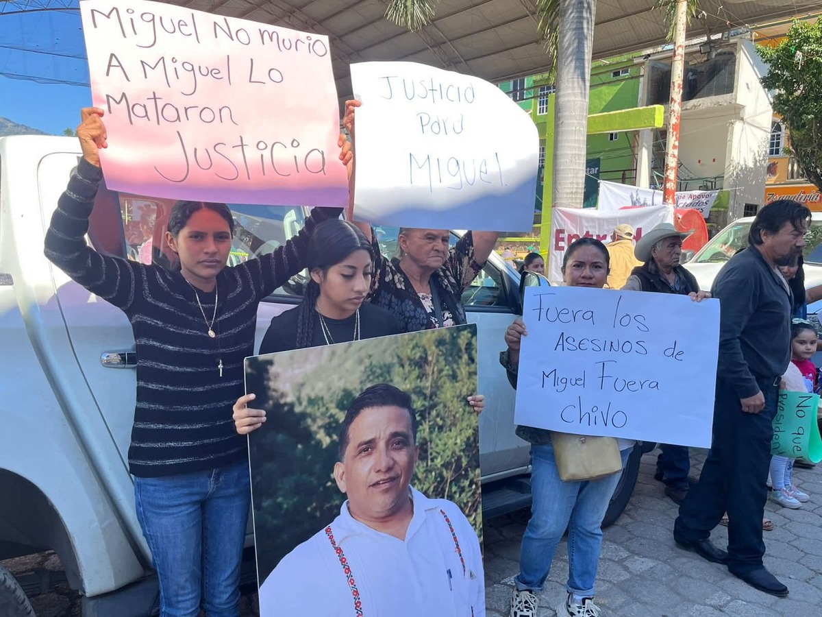 Pobladores se manifestaron frente a la presidencia. (Wendy Salazar)