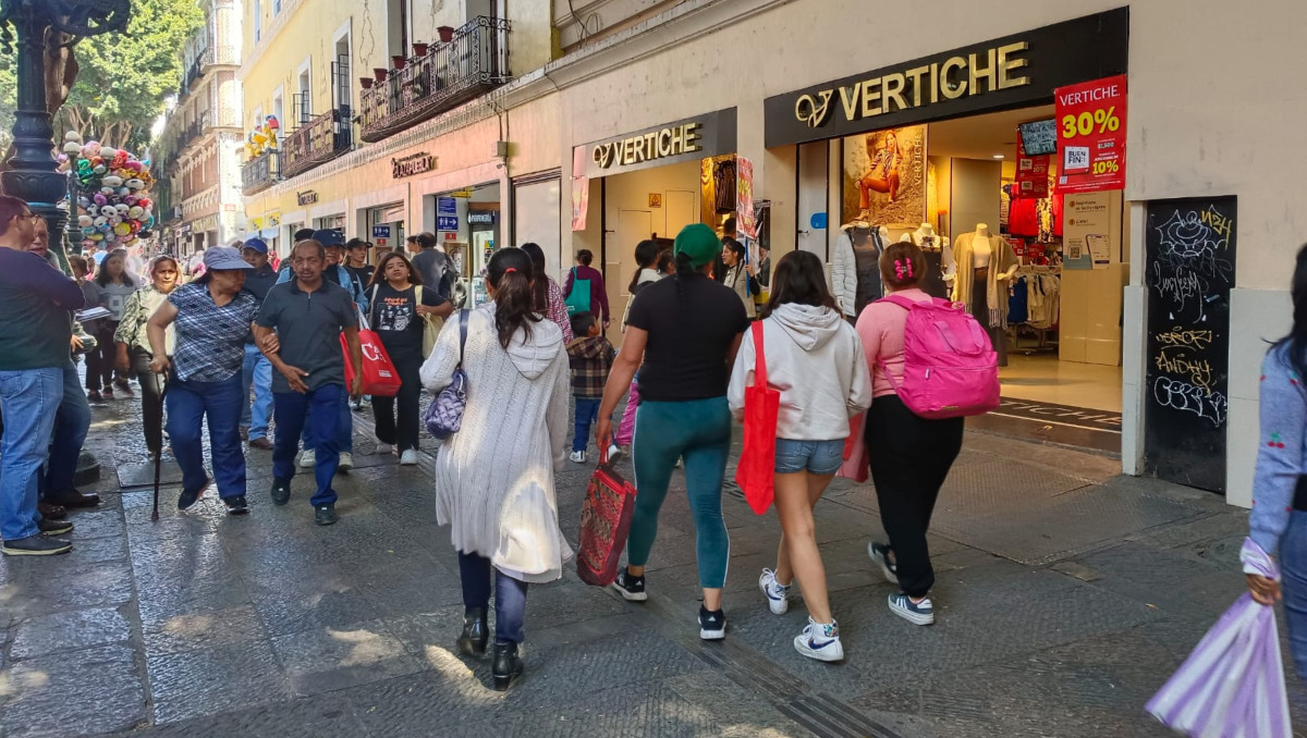Poblanos aprovechan Buen Fin para ropa, calzado y adornos navideños | Leslie Mora
