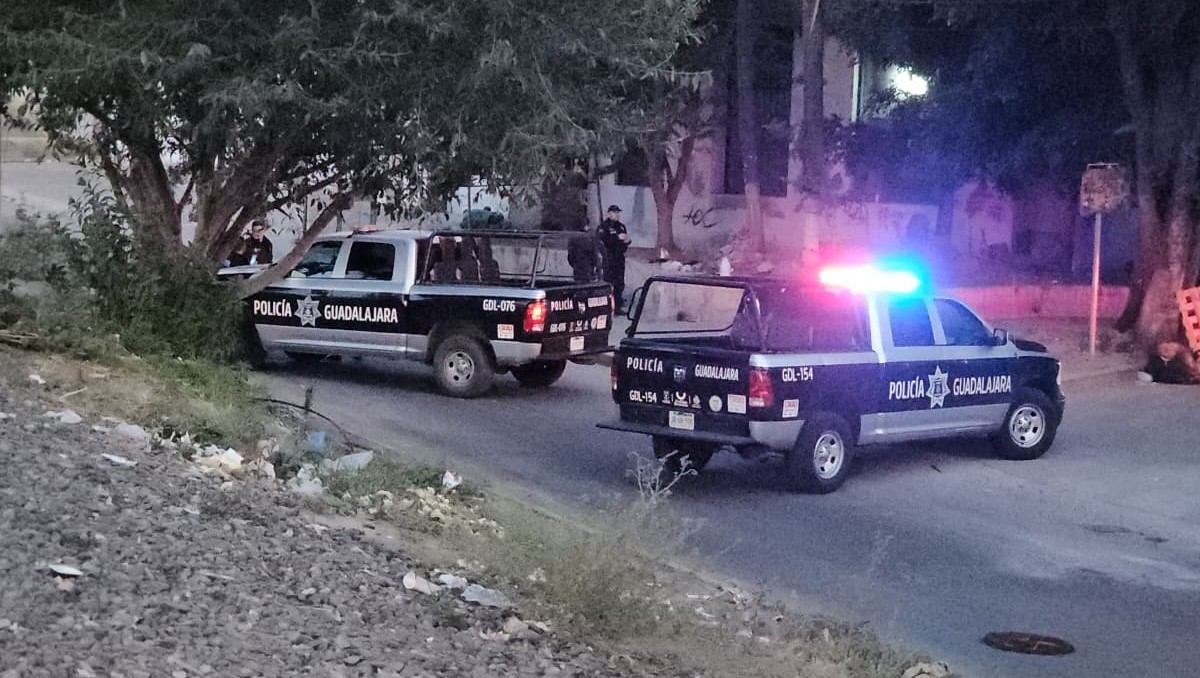 Policías de Guadalajara vigilan lugar de hallazgo de hombre muerto en avenida Inglaterra (Juan Carlos Munguía)