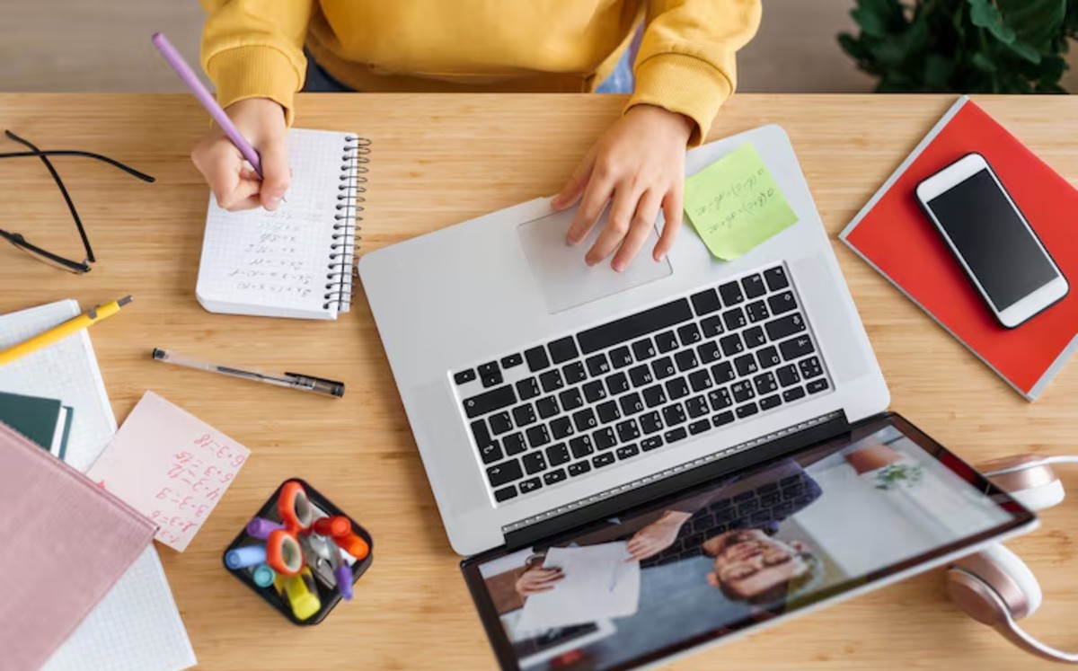 Este sistema de educación media superior, en la modalidad virtual, está dirigido a personas mayores de 18 años. | Freepik