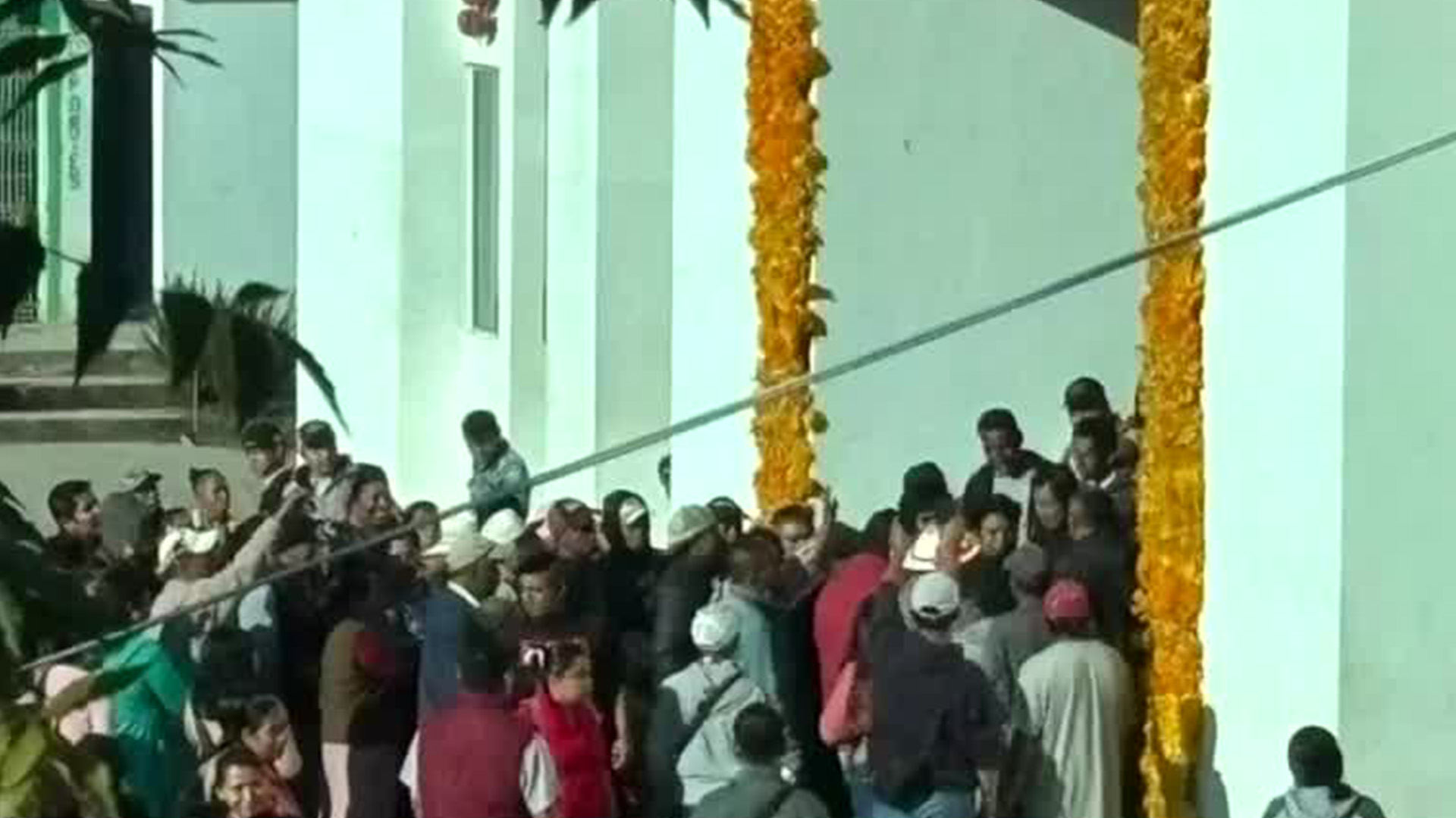 En SLP, indígenas expulsan al secretario del Ayuntamiento por obra inconclusa