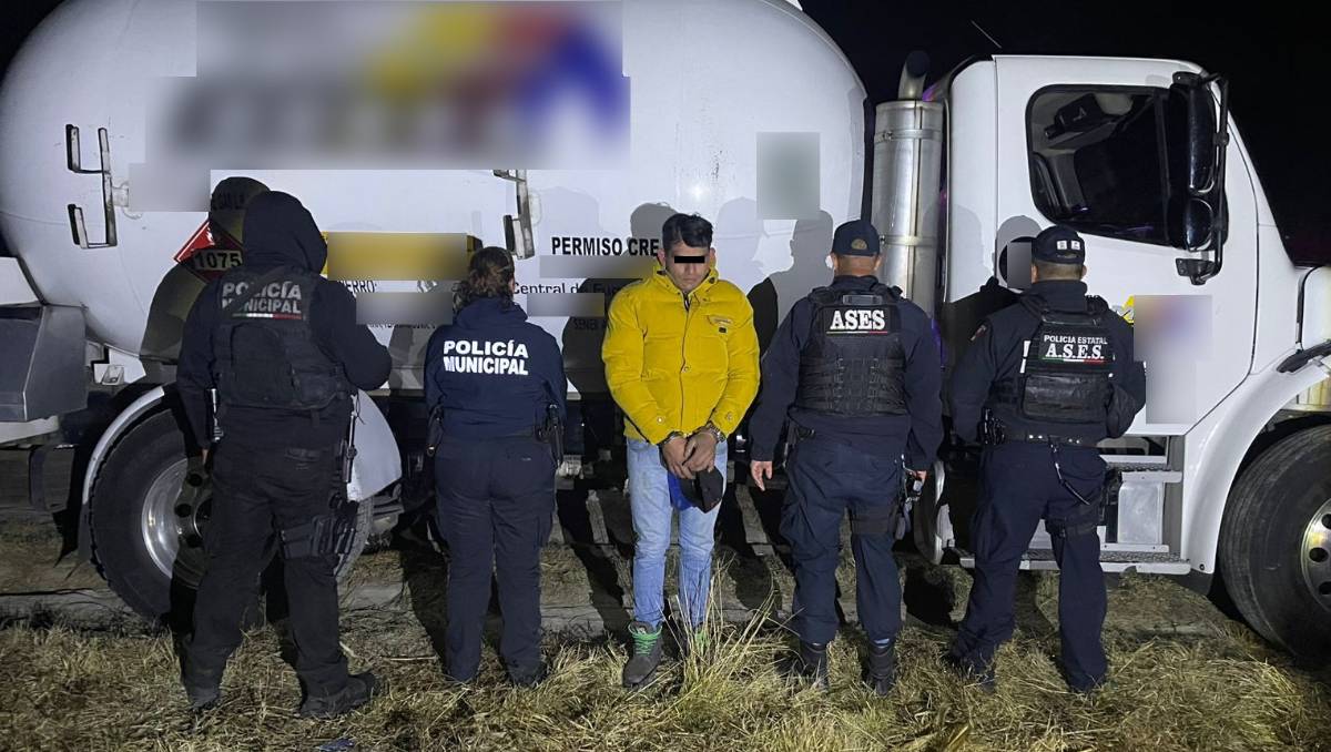 El vehículo se encontraba junto a una manguera conectada a una toma presuntamente clandestina vinculada a ductos de Pemex. Especial