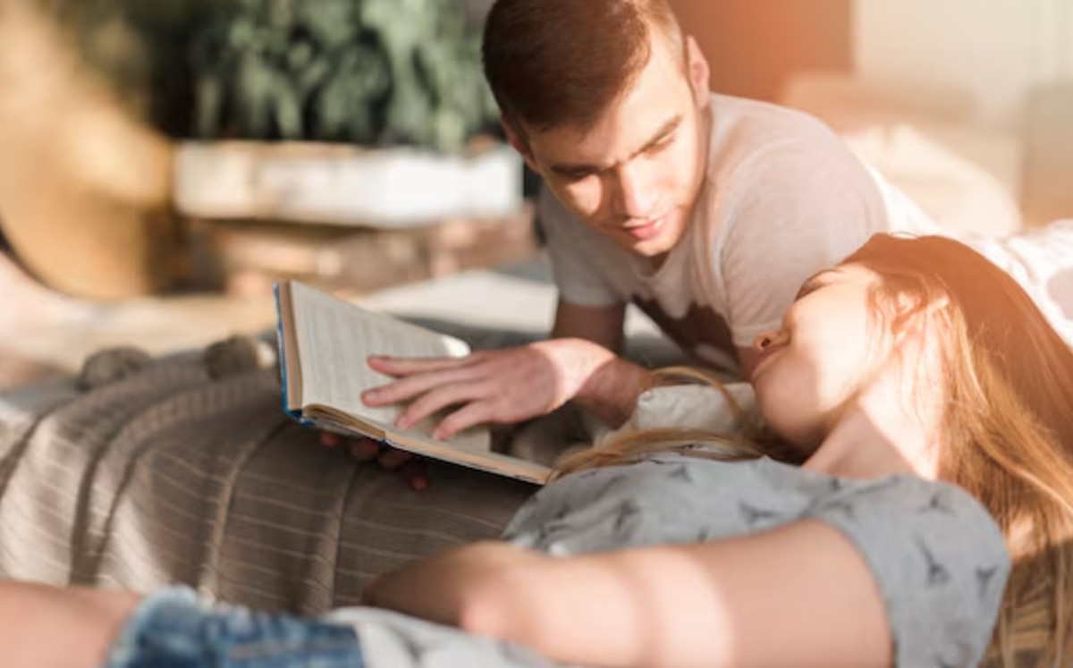 Más allá de enriquecer la mente con nuevos conocimientos, la lectura también impulsa el desarrollo de habilidades sociales. | Freepik