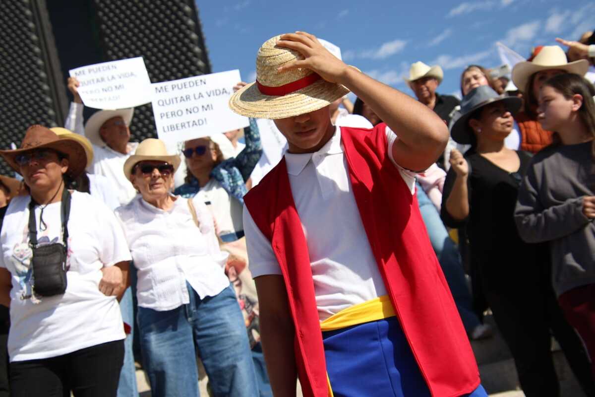 La bandera de One Piece se convirtió en un símbolo visible dentro de la manifestación en La Laguna. | Verónica Rivera