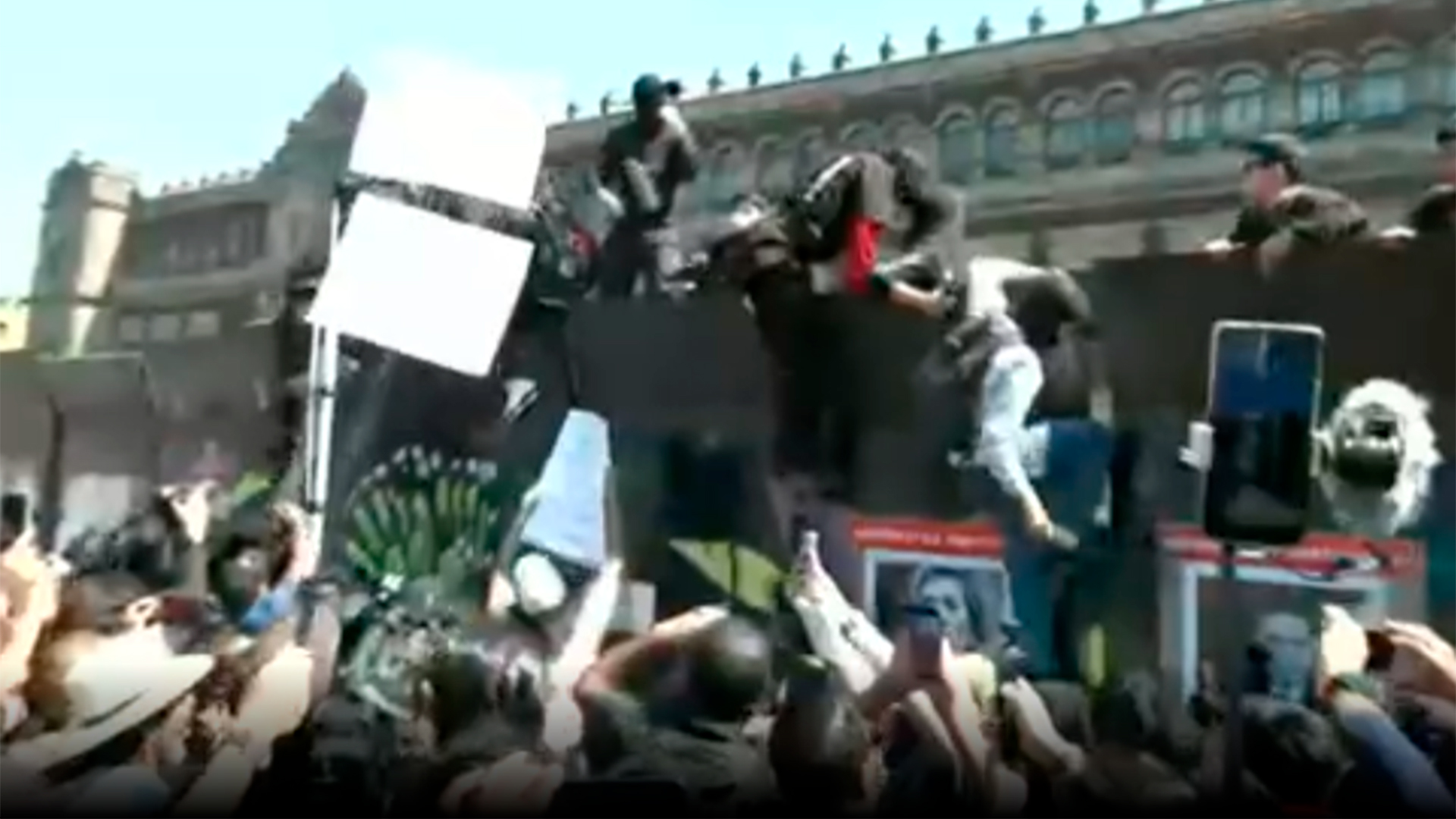 Primeros contingentes llegan al Zócalo; algunos trepan vallas en Palacio Nacional