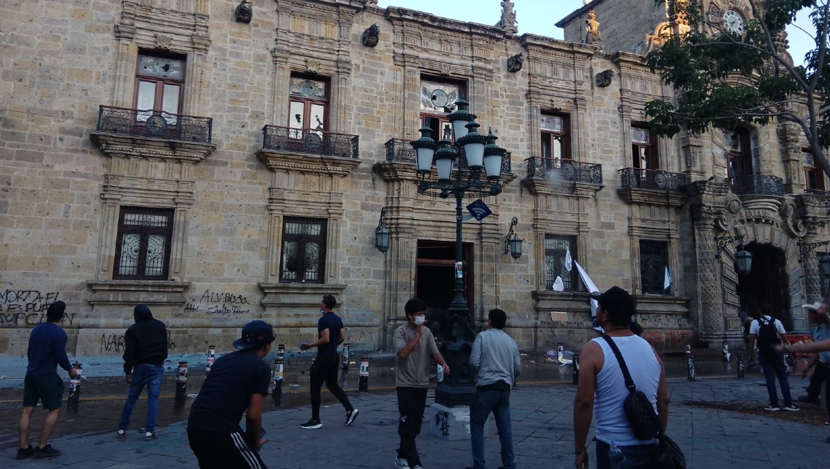 Encapuchados vandalizaron la fachada del Palacio de Gobierno jalisciense (Foto: Elda Lastra)
