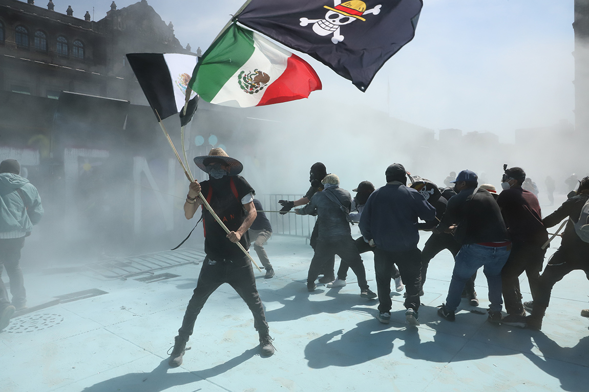 Manifestantes frente al Palacio Nacional durante protesta de la Generación Z