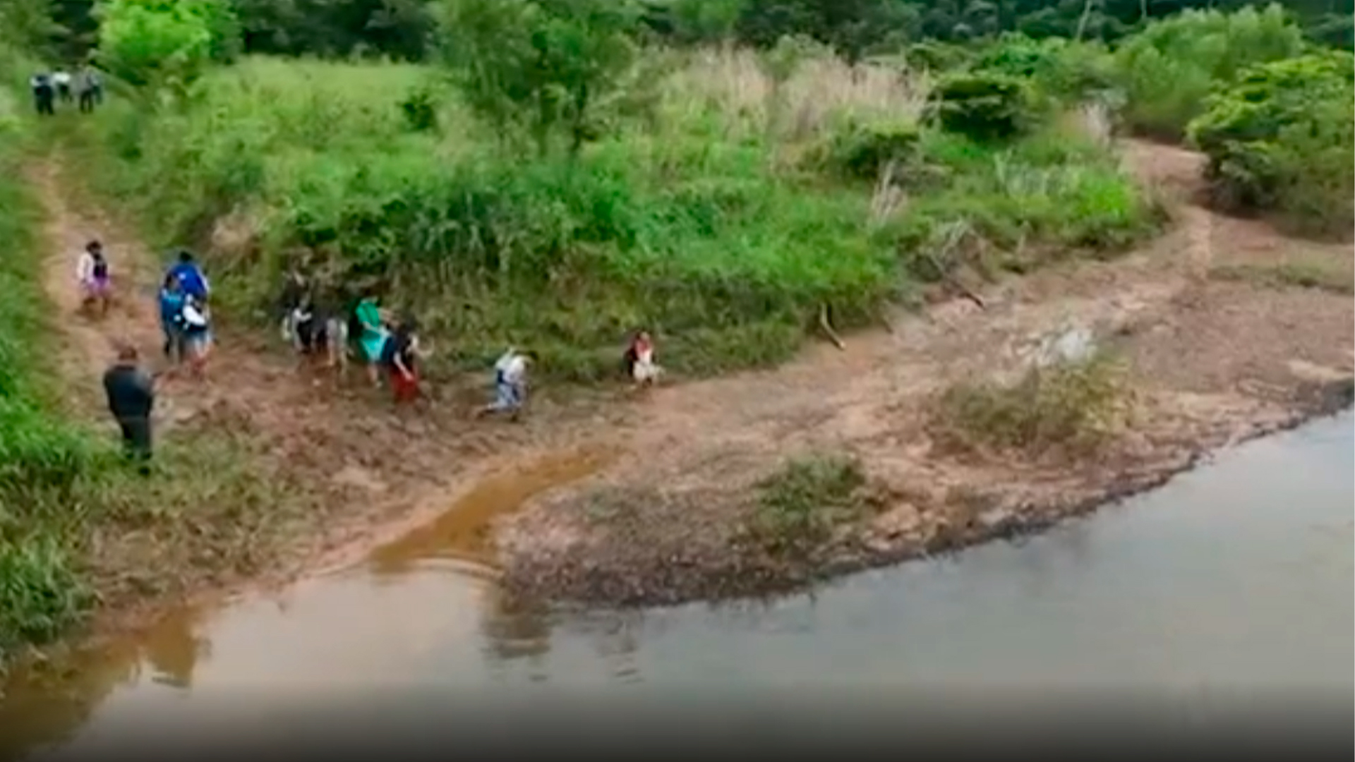 Estudiantes de Estación Uvero enfrentan obstáculos diarios para llegar a su escuela