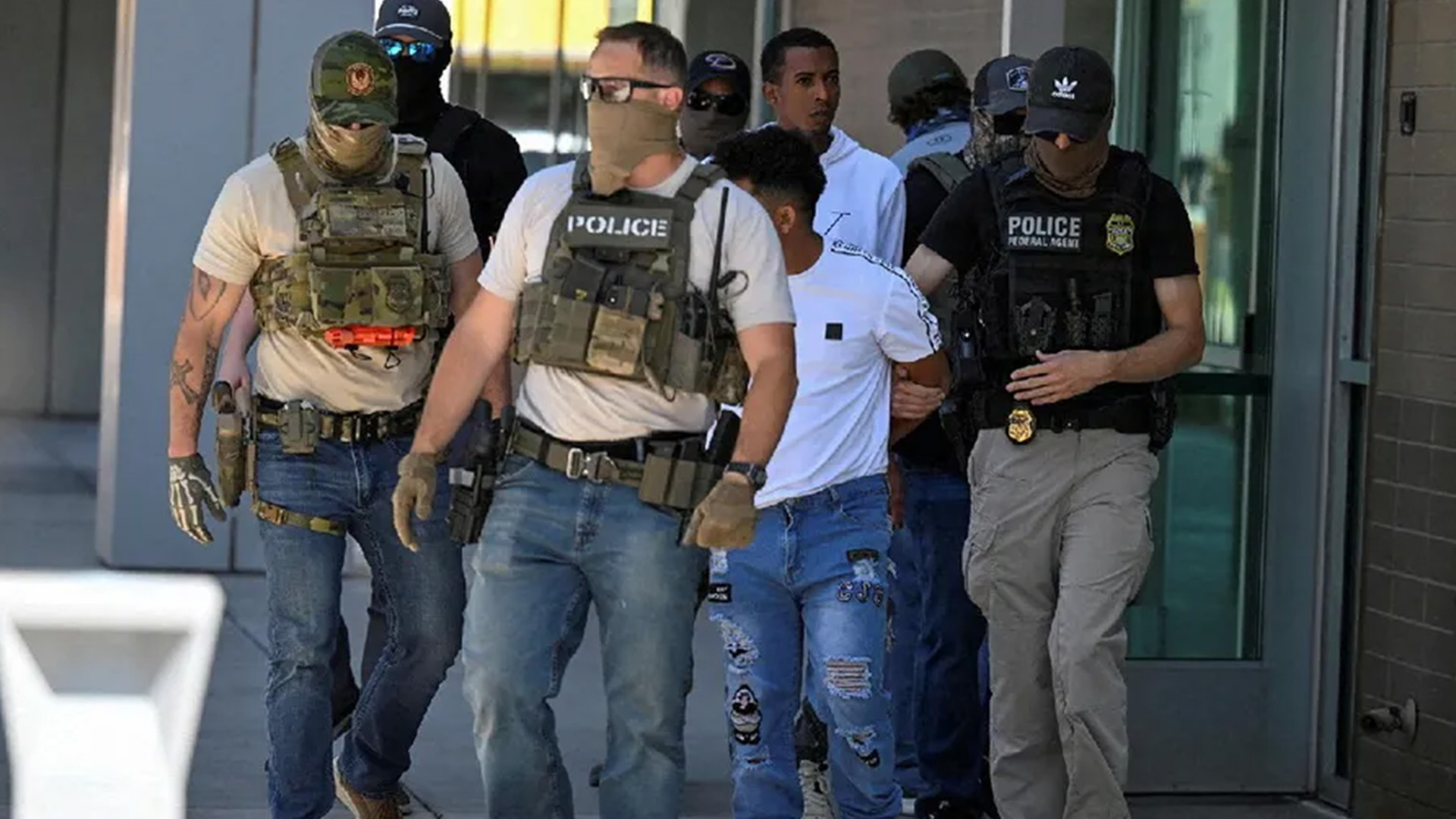 En EU, los migrantes deberán usar mascarillas para evitar ser identificados por drones de ICE