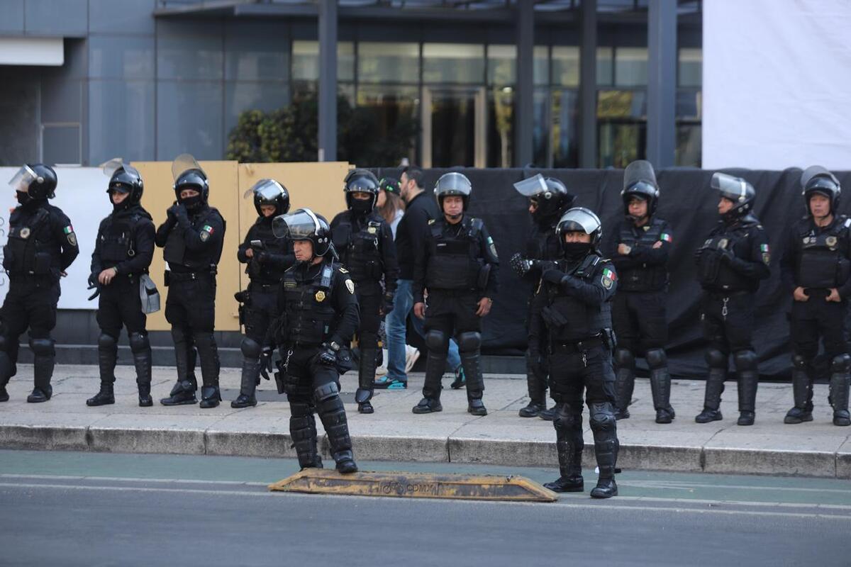 Granaderos de la policía vigilan la marcha de la Generación Z. | Jorge Carballo