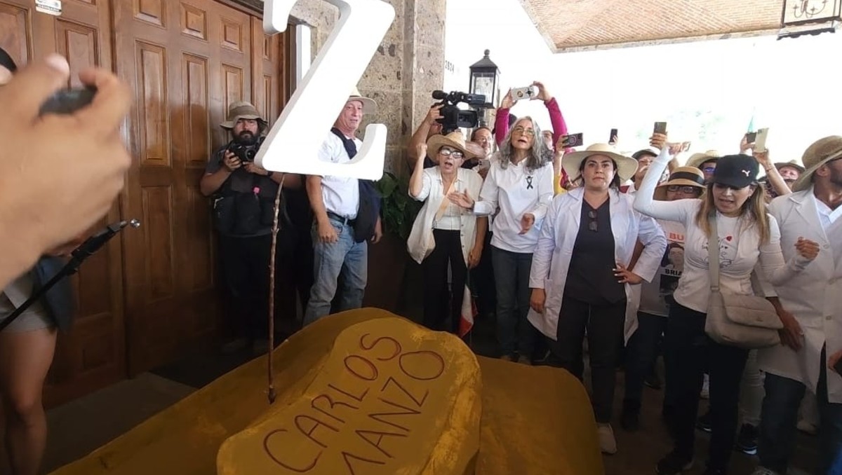 El icónico sombrero y la letra Z fueron colocados afuera de Casa Jalisco (Roberto Hurtado)