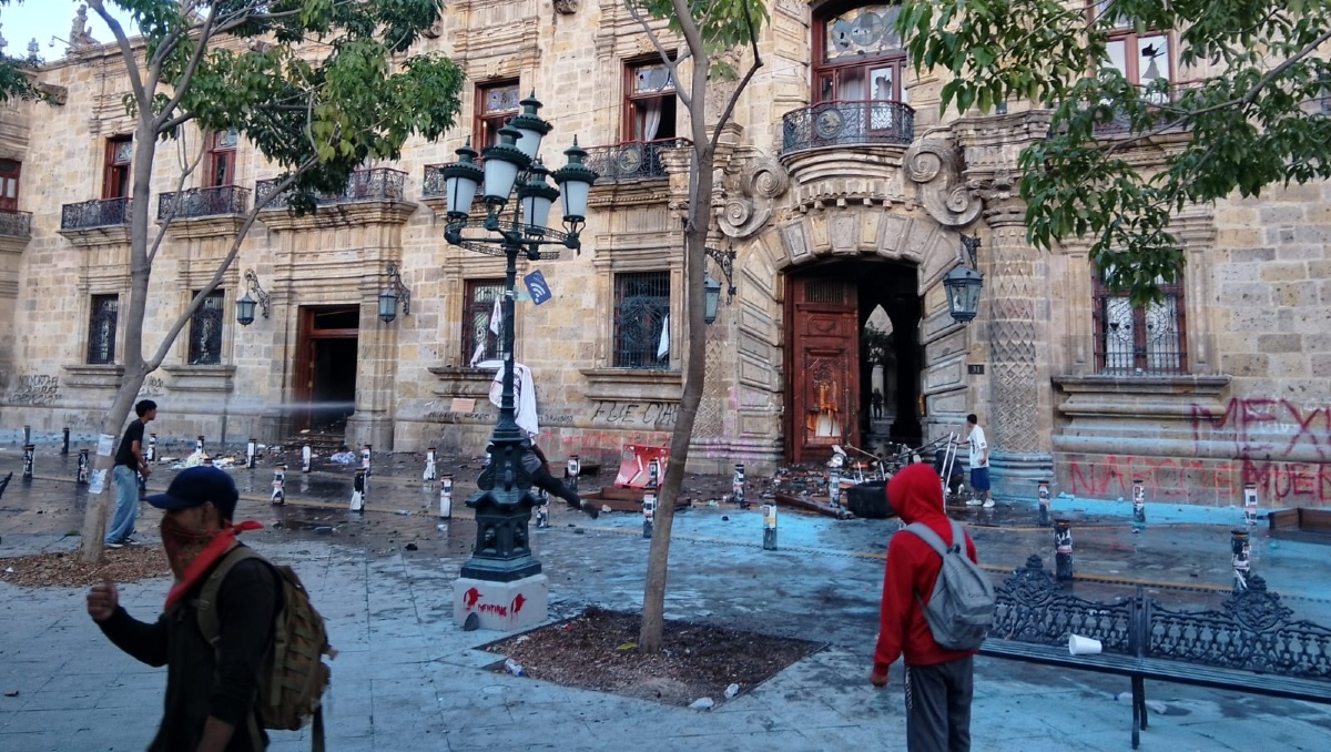 Varios jóvenes y encapuchados lograron incluso tumbar la puerta del palacio de gobierno (Foto: Elda Lastra)