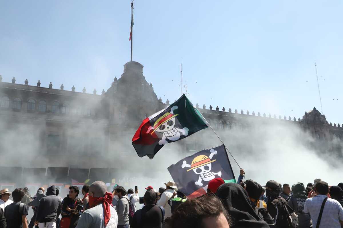 Manifestantes frente al Palacio Nacional durante protesta de la Generación Z. | Jesús Quintanar