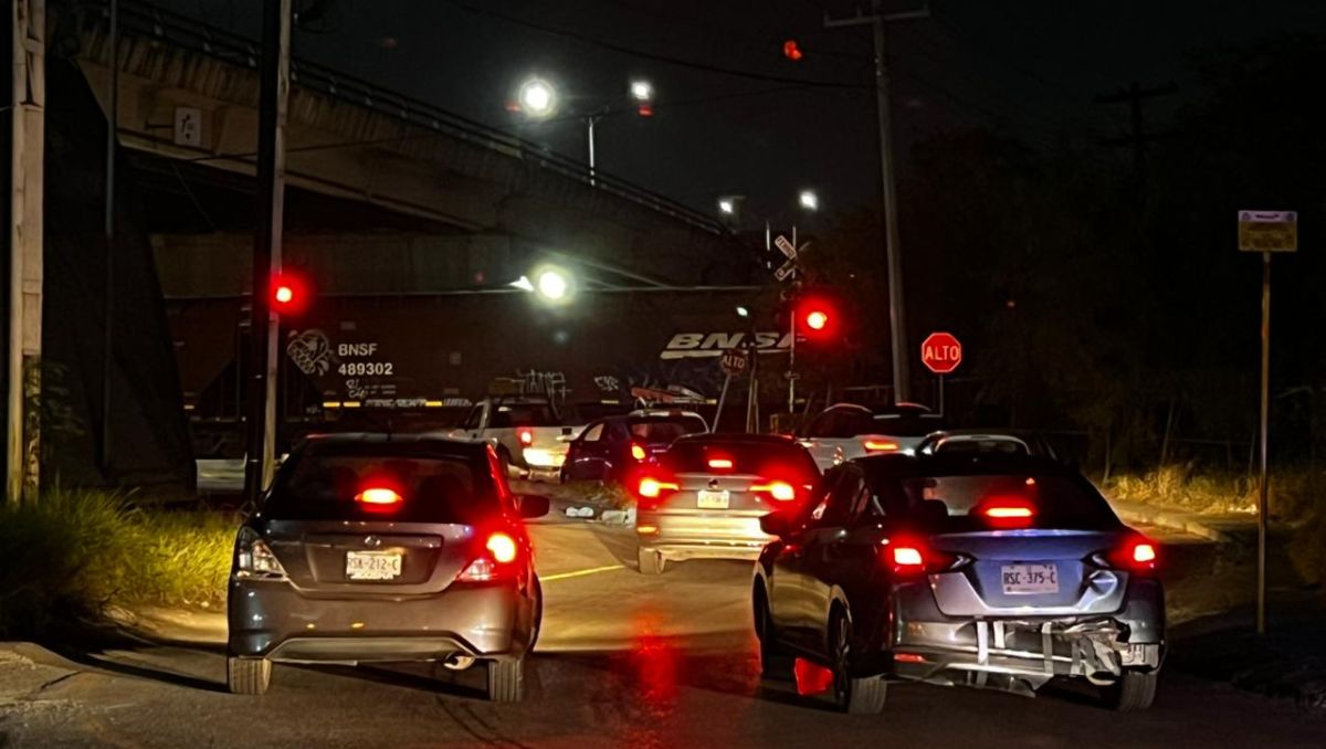 La movilización policiaca provocó que el tren detuviera su marcha, generando un fuerte congestionamiento vial. Édgar Plata