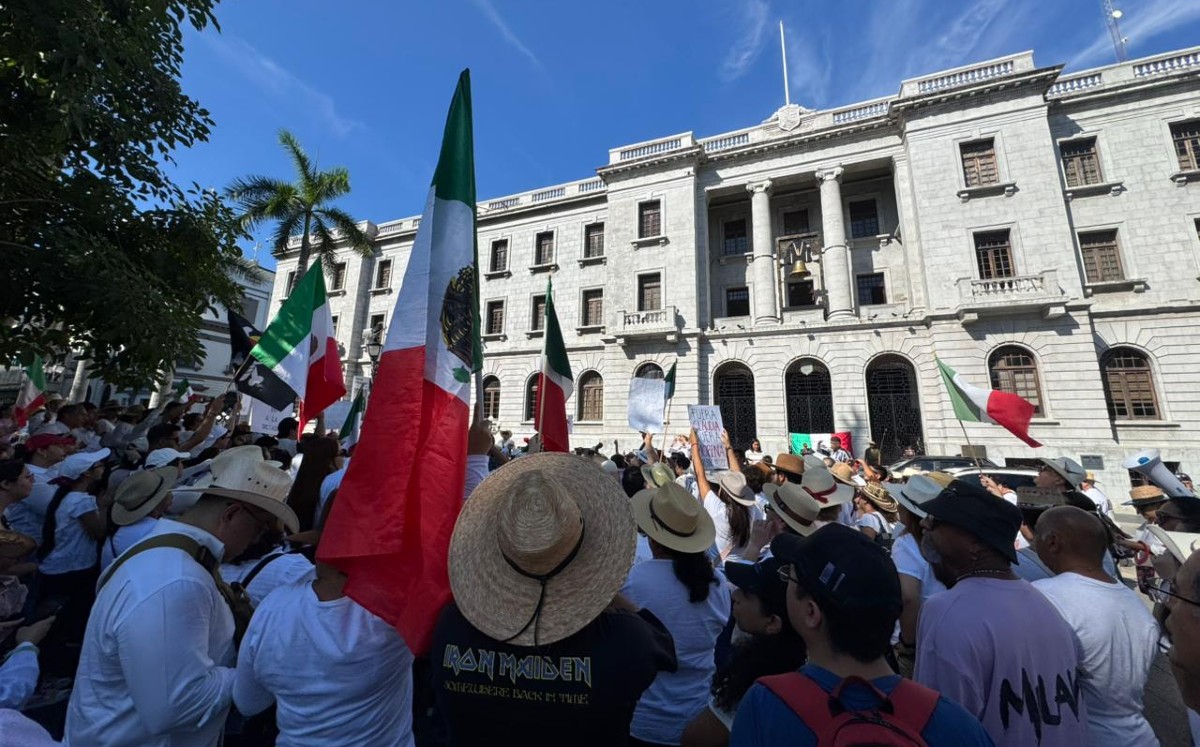 Con pancartas y banderas, los asistentes protestaron de manera pacífica y alzaron la voz en busca de cambios. | Alberto Cano
