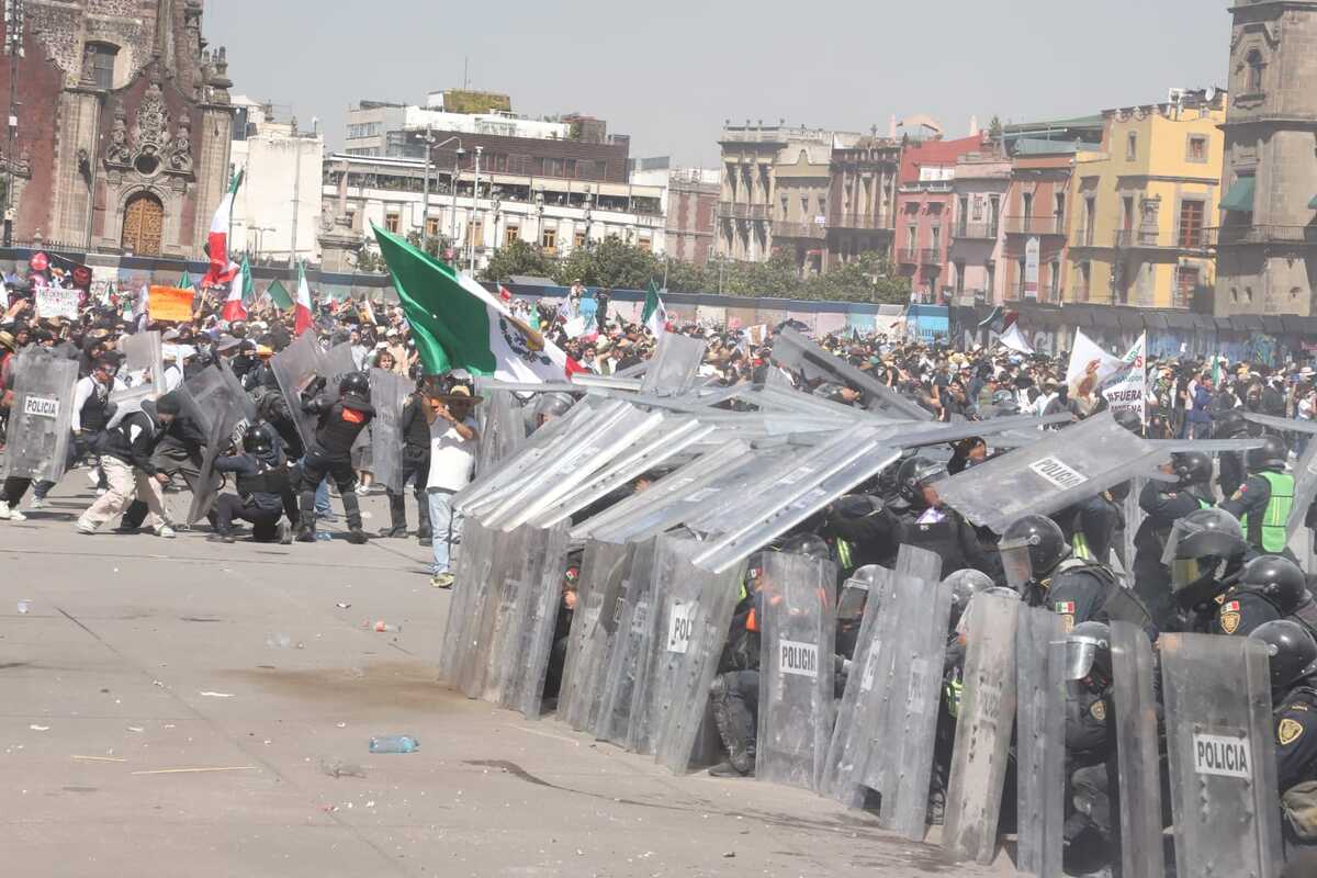 Policiías crean vallas durante manifestación de generación Z.  (Fotos: Jesús Quintanar)