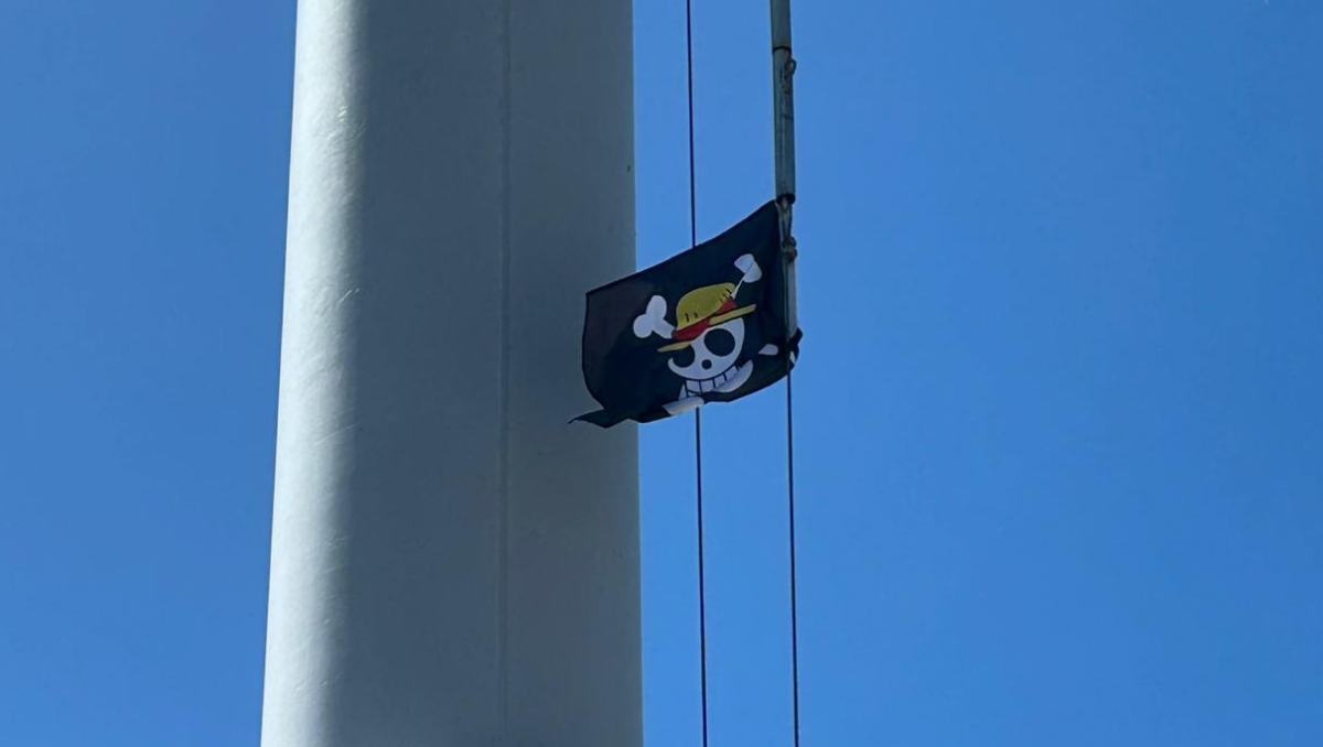 Durante protesta por Carlos Manzo en Toluca, colocaron la bandera de la “Generación Z” en la Plaza de los Mártires.