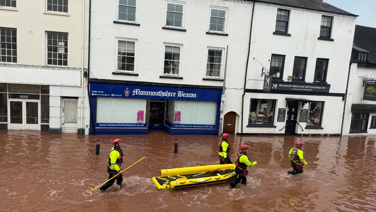 Trabajadores de rescate vadean el agua tras las graves inundaciones en el sur de Gales | Reuters