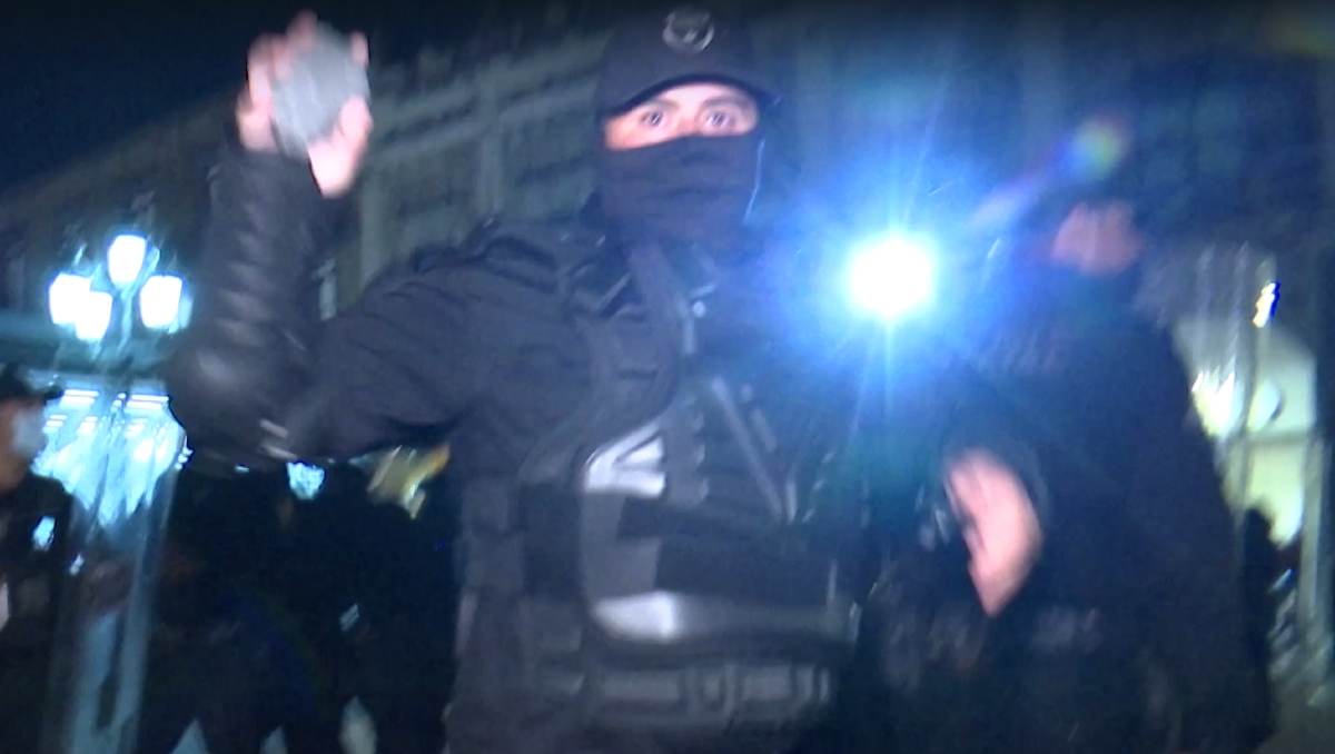 Un uniformado lanzó una piedra a las cámaras de MILENIO (Foto: Gabriel Vigueras)