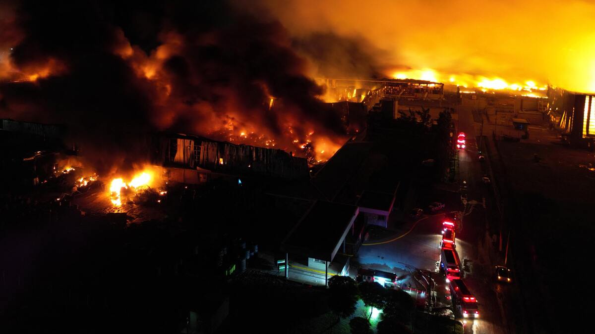 A la zona arribaron bomberos y autoridades para evitar riesgos a la población. | AFP
