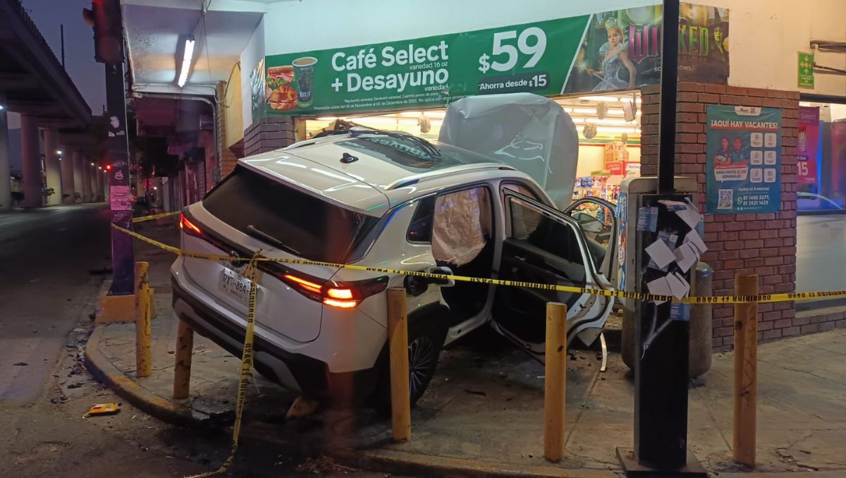 El accidente se registró en el cruce de Félix U. Gómez y José María Garza | Israel Santacruz