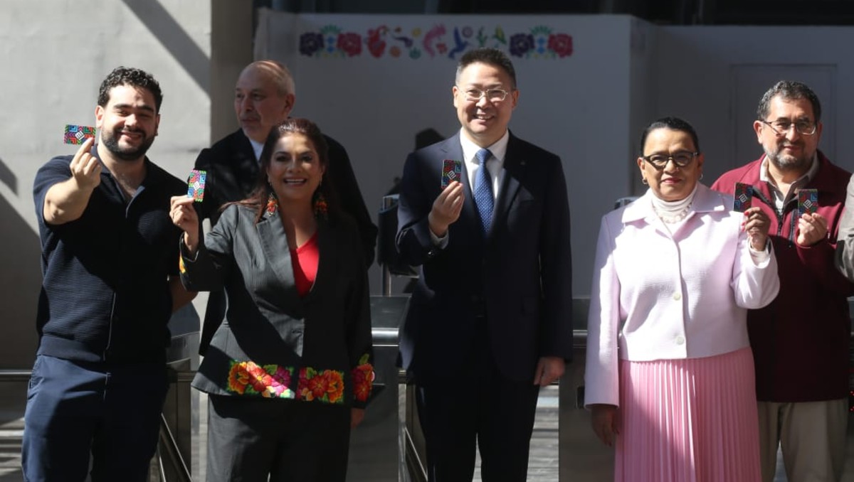 Clara Brugada presume su tarjeta de movilidad integrada. | Araceli López