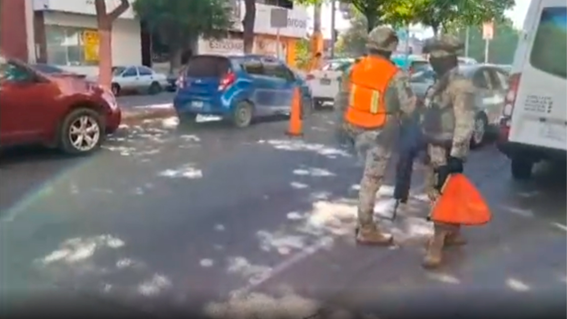 En Culiacán liberan a 20 personas y aseguran armas, droga y vehículo robado durante operativo