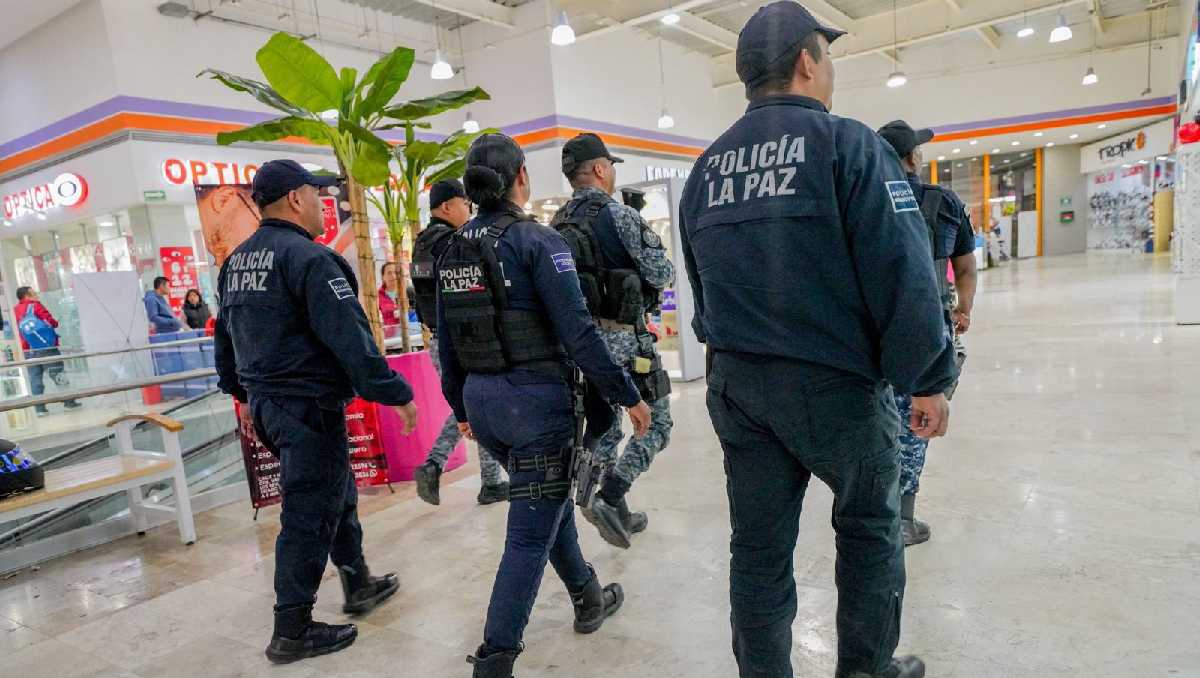 Además del despliegue de policías, se reforzó el monitoreo de cámaras en las plazas comerciales. Foto: (Especial)