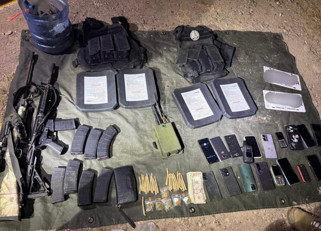 Entre lo incautado se encuentra un fusil AR-15, un rifle de postas.