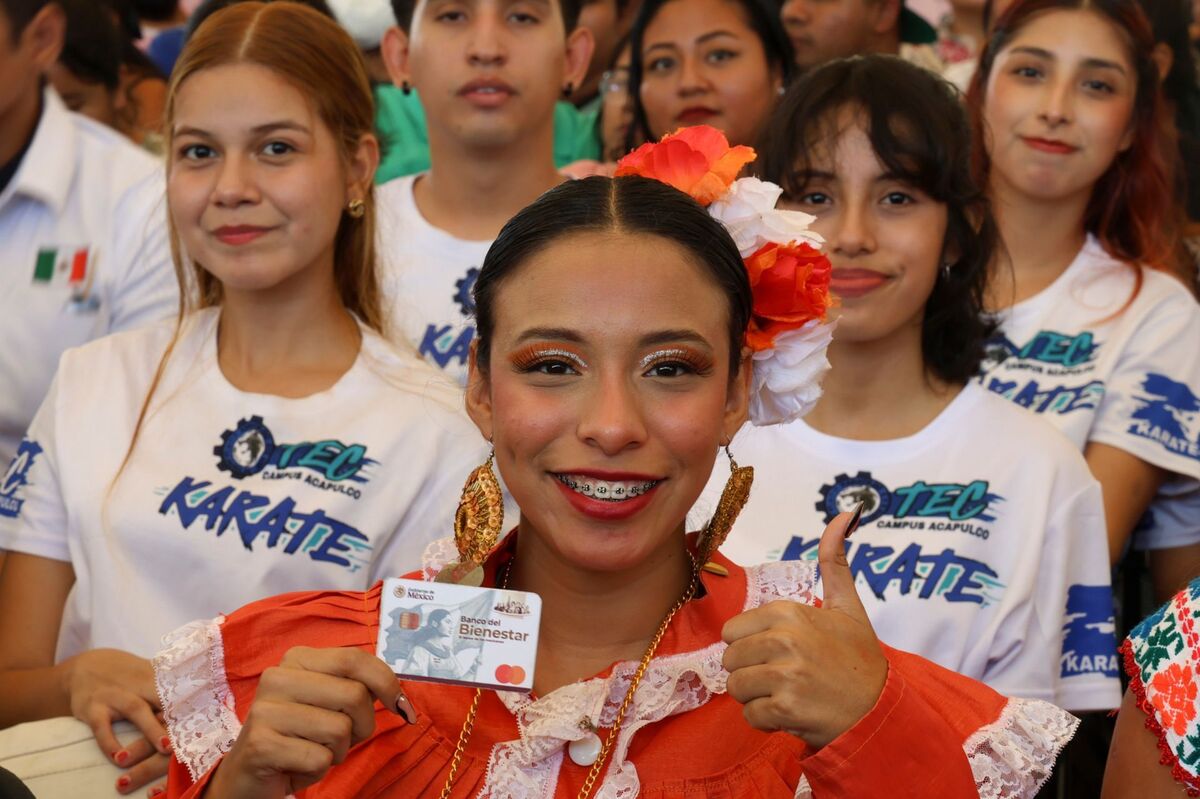 Mediante la entrega y el despliegue de programas sociales para jóvenes se busca evitar que caigan en manos del crimen. (Cuartoscuro)