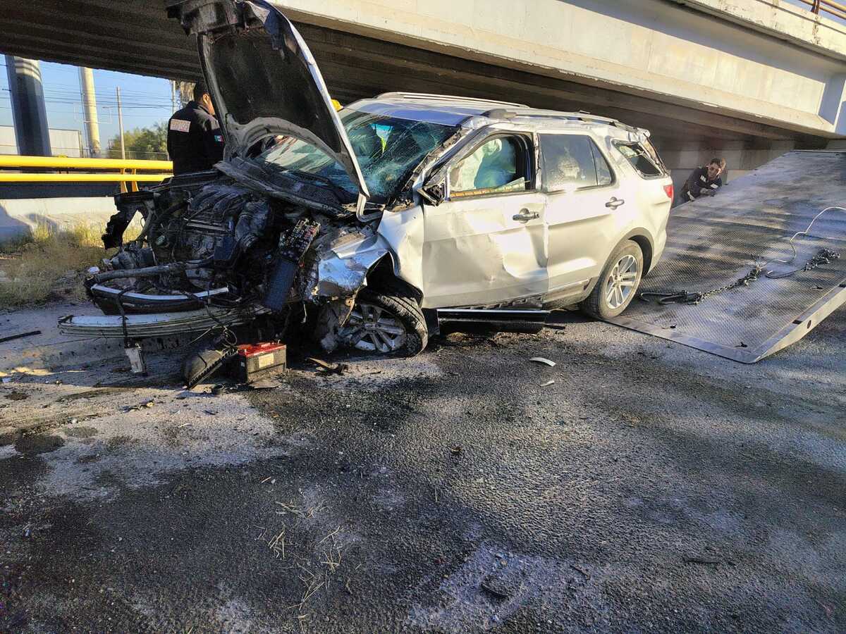 La Ford, Explorer, en color gris, terminó en pérdida total y fue necesario su traslado a través de una grúa hacia un corralón.| Especial