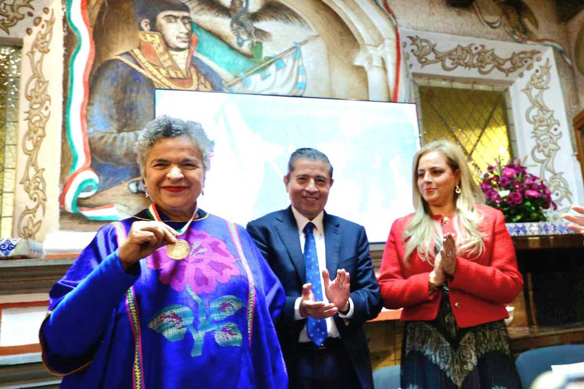 "Manuel Aguilera Gómez fue un hombre progresista que dejó huella en la historia nacional", señaló Paredes Rangel al recibir esta medalla. | Especial