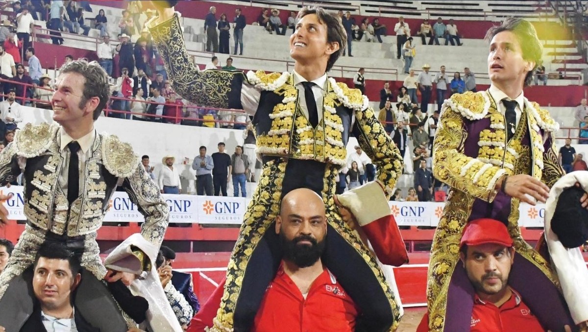 El Payo, Roca Rey y Arturo Gilio salen en hombros en la Monumental Monumental Lorenzo Garza (FB: @emsa.monterrey)