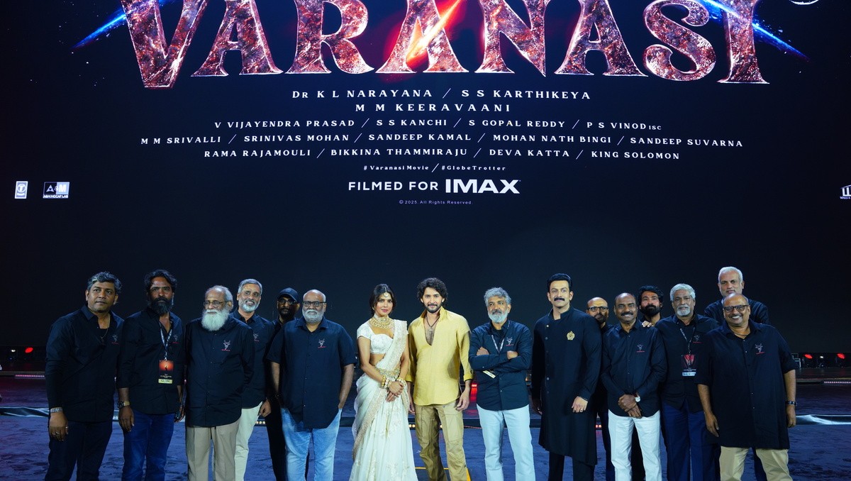 Reparto y equipo de producción presentaron 'Varanasi' ante casi 50 mil personas. (ESPECIAL)