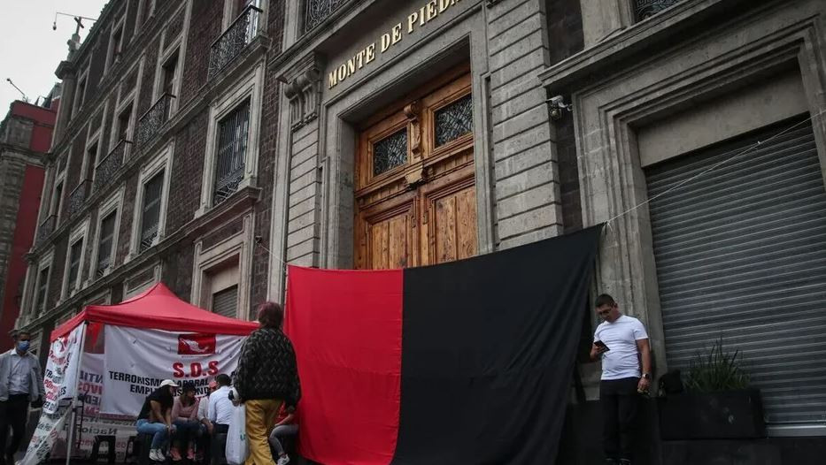 Trabajadores deciden mantener huelga en Nacional Monte de Piedad