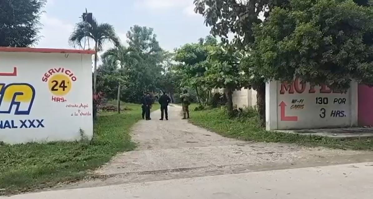 A la zona acudieron autoridades estatales y ministeriales, quienes acordonaron el motel. | Foto: Captura de pantalla