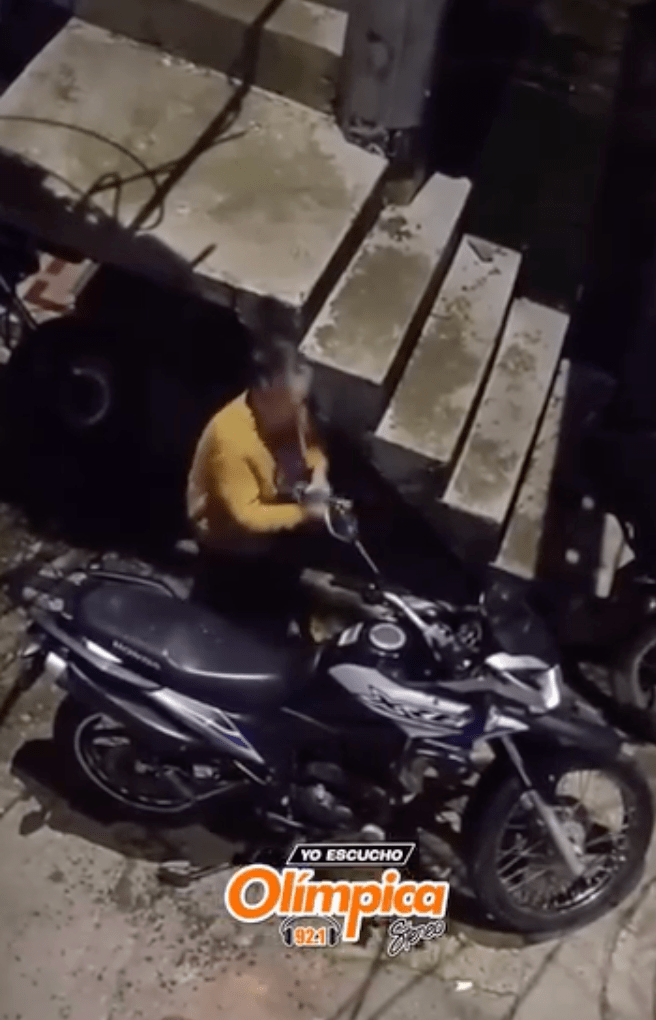 Abuelita colombiana bendice motocicleta. | Tiktok: @sugarentertainment