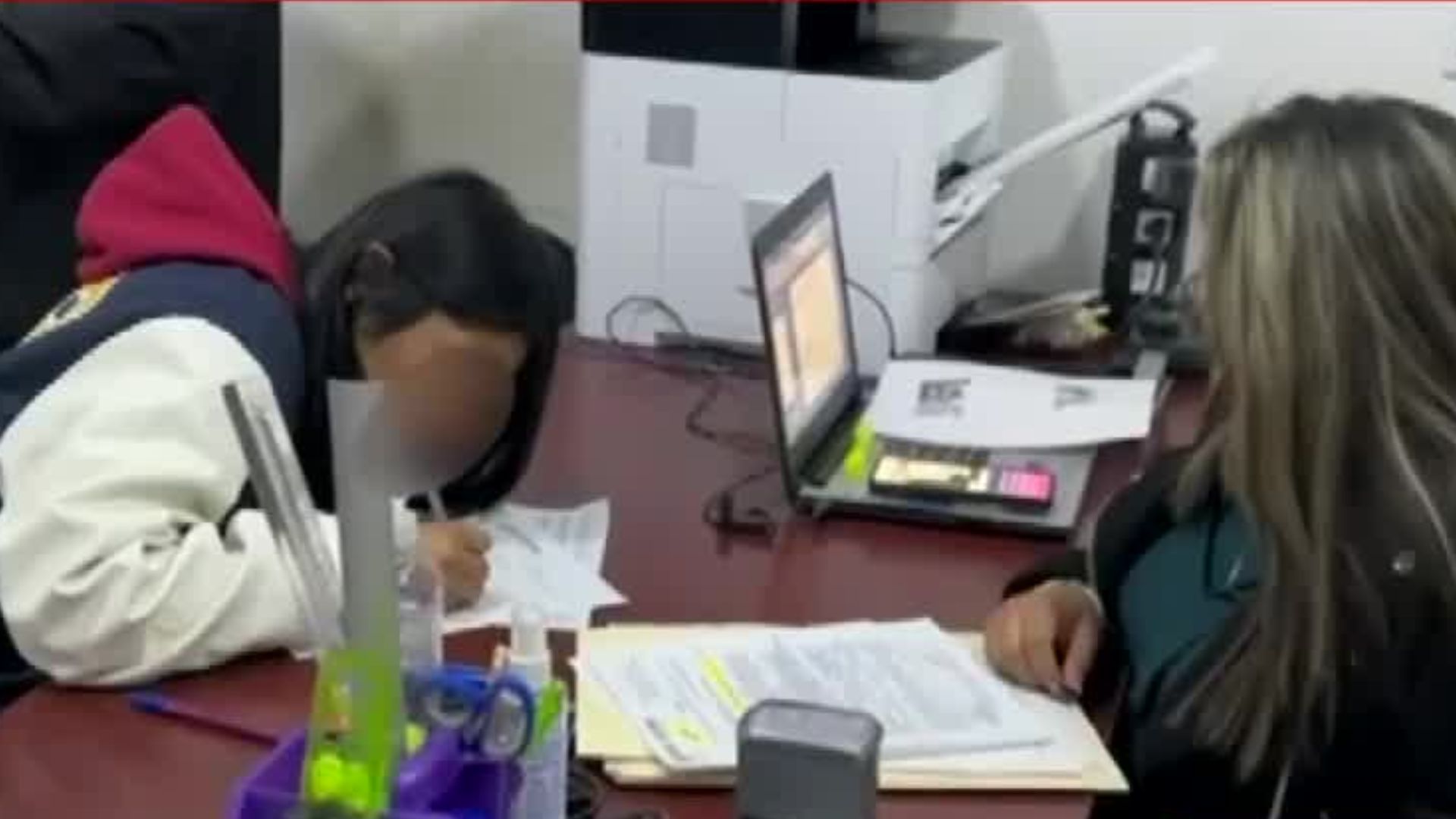 Autoridades detienen a una mujer buscada por robo en el Estado de México